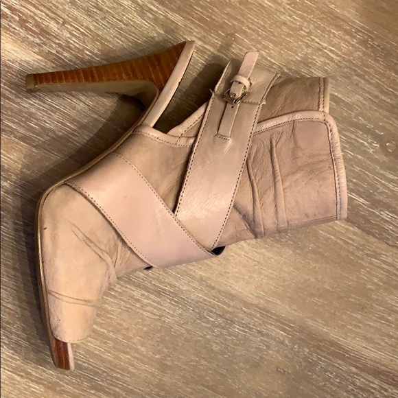 Nine West stylish booties w/ buckle. Tan. Size 8 - Picture 2 of 5